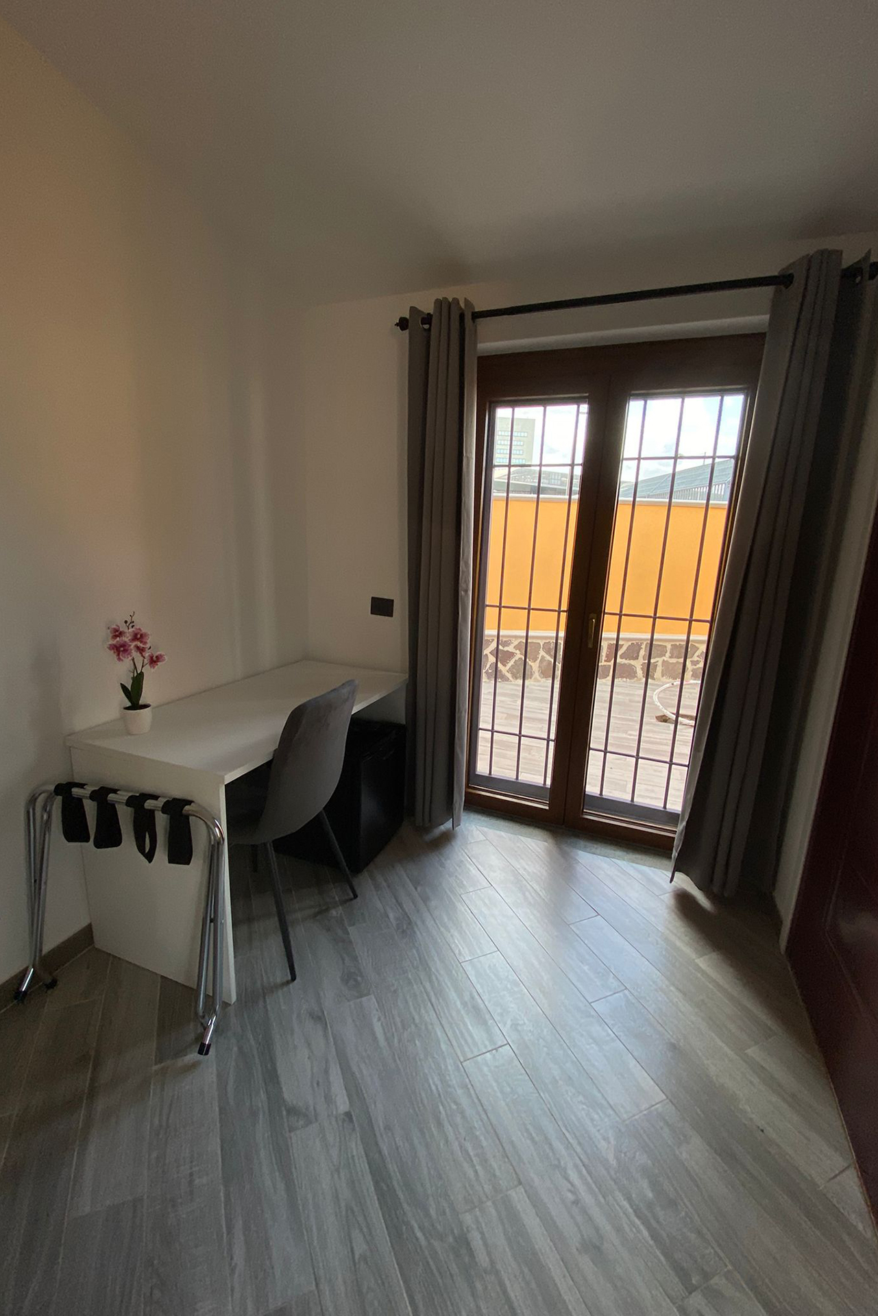 CAMERA PLUTONE SCRIVANIA